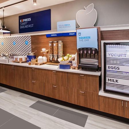 Holiday Inn Express & Suites - Toronto Airport South By Ihg Zewnętrze zdjęcie