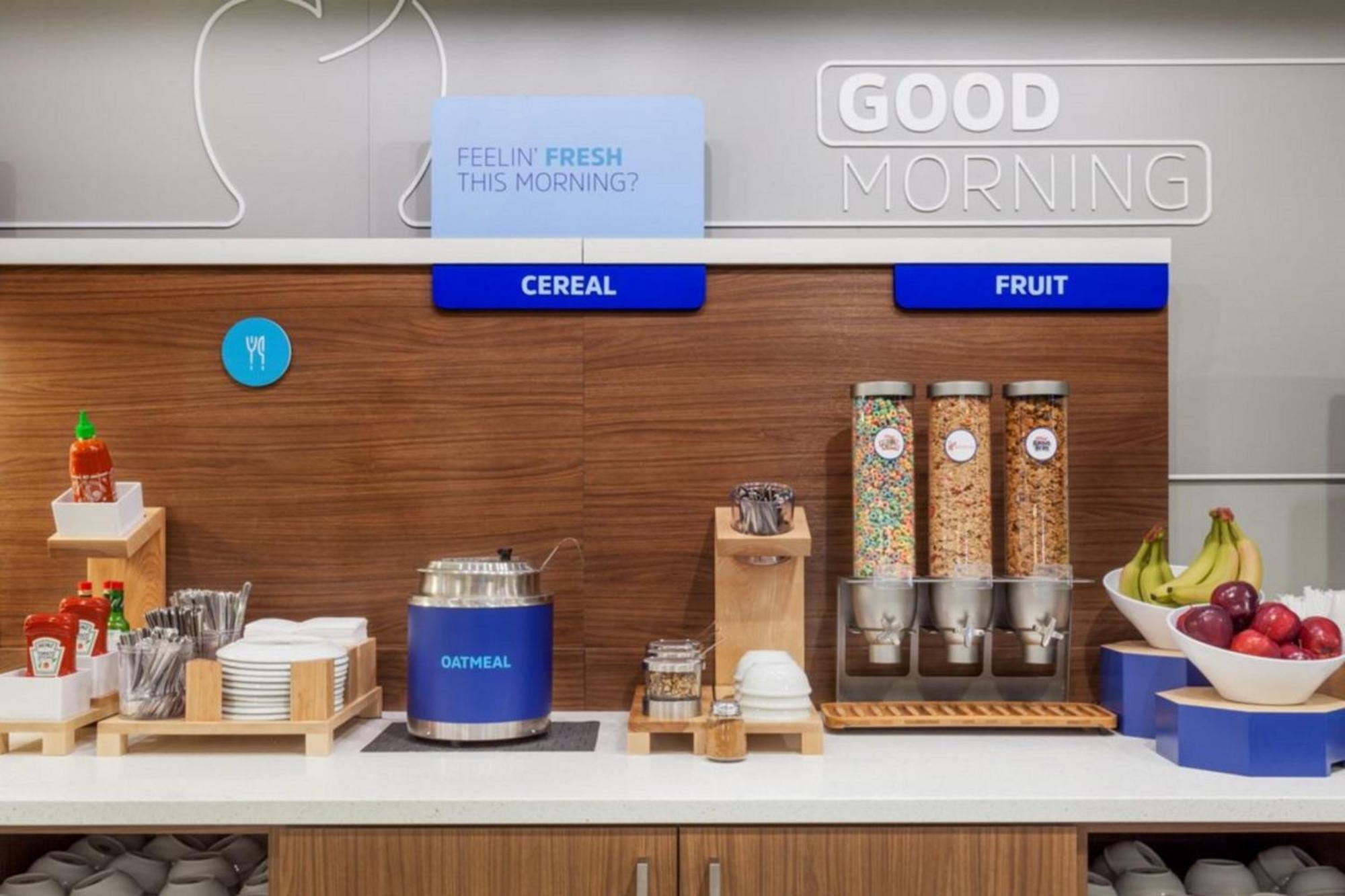 Holiday Inn Express & Suites - Toronto Airport South By Ihg Zewnętrze zdjęcie