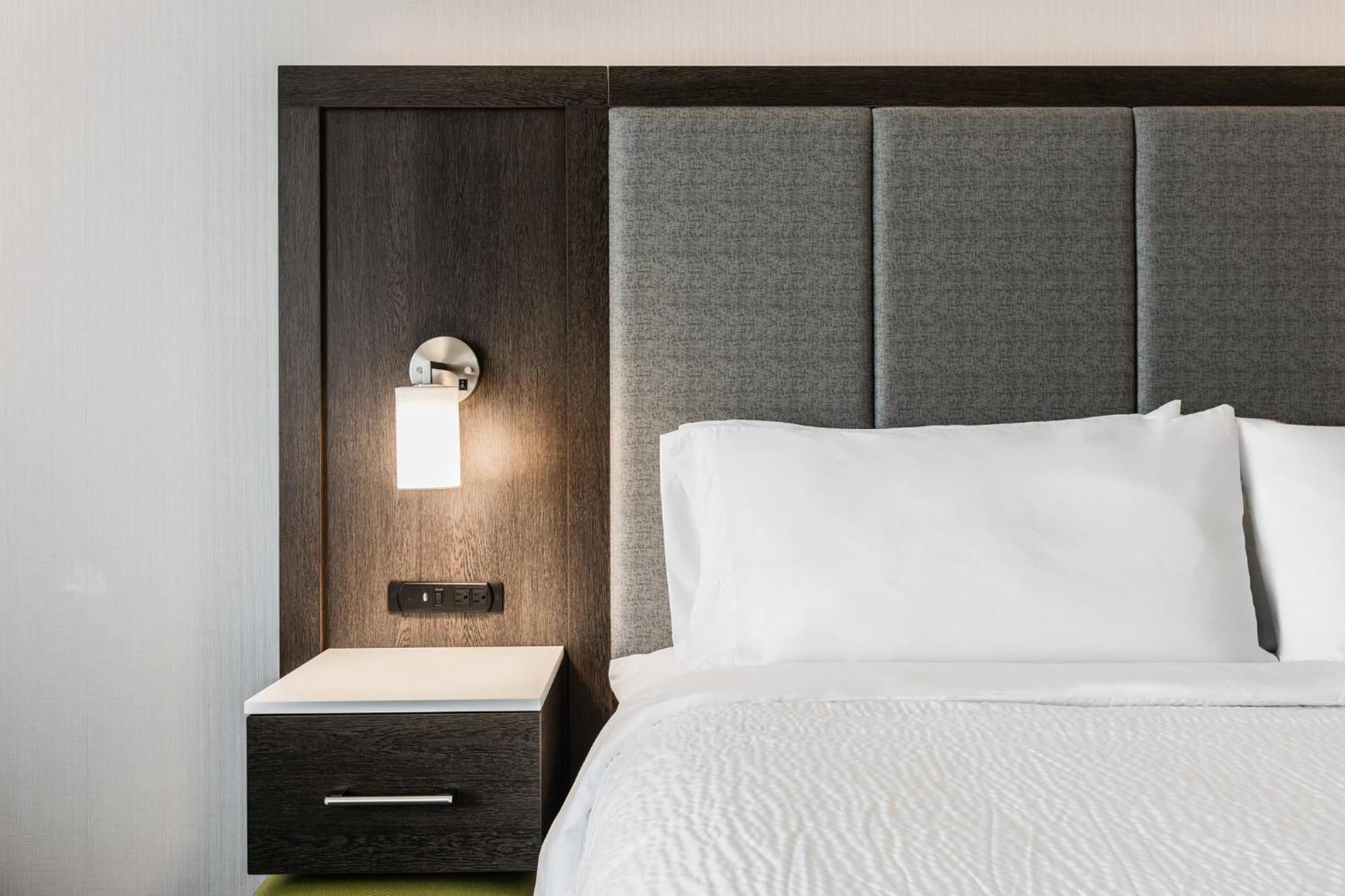 Holiday Inn Express & Suites - Toronto Airport South By Ihg Zewnętrze zdjęcie