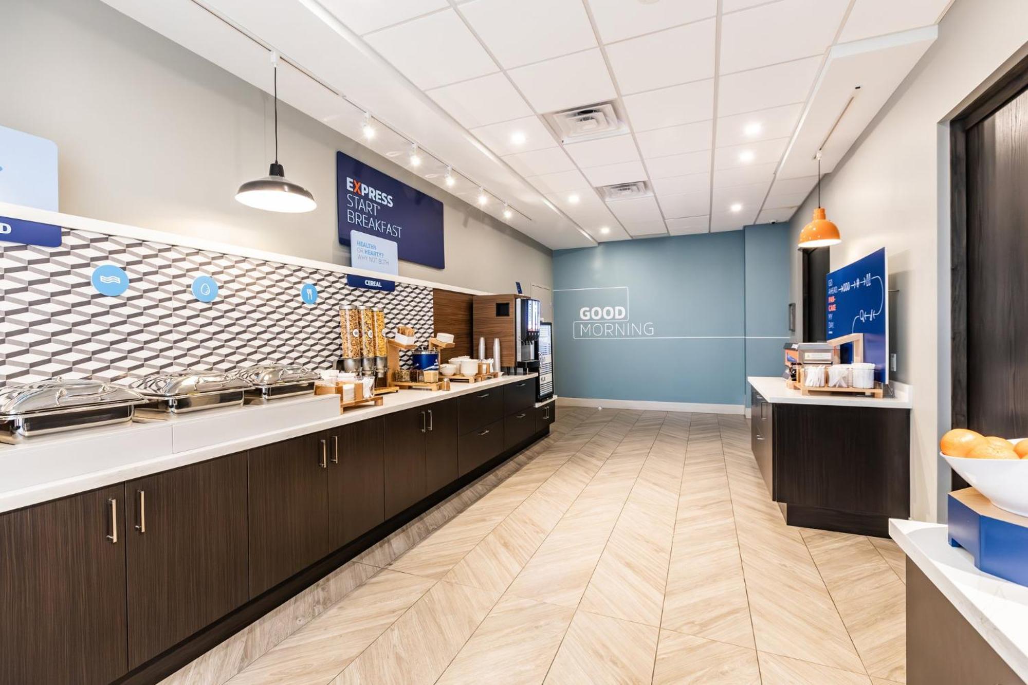 Holiday Inn Express & Suites - Toronto Airport South By Ihg Zewnętrze zdjęcie