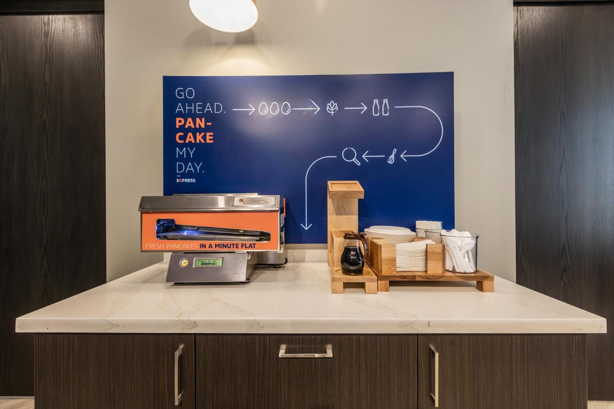 Holiday Inn Express & Suites - Toronto Airport South By Ihg Zewnętrze zdjęcie