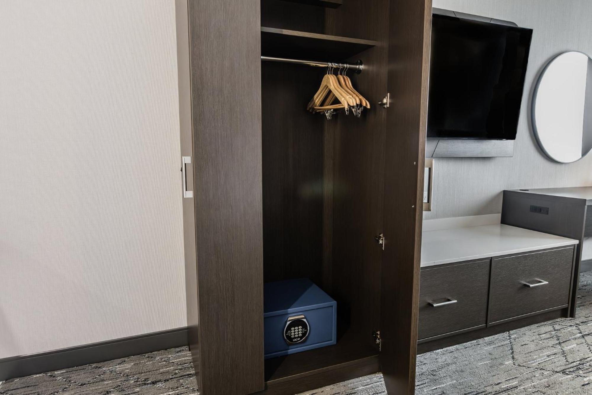 Holiday Inn Express & Suites - Toronto Airport South By Ihg Zewnętrze zdjęcie